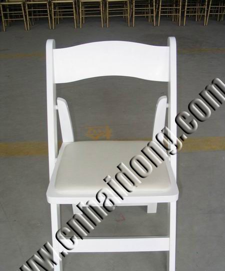 白色折叠椅