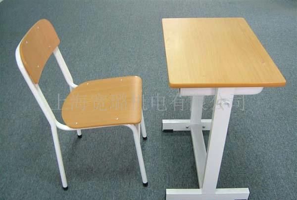 白色学生课桌椅